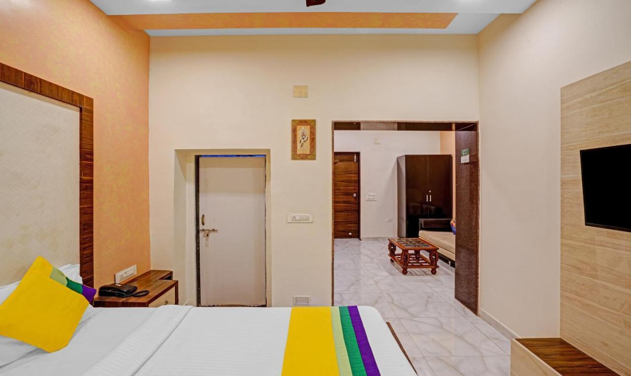 Itsy Hotels Aakash,100 Mts From Sardar Patel Stadium Ahmedabad Bagian luar foto