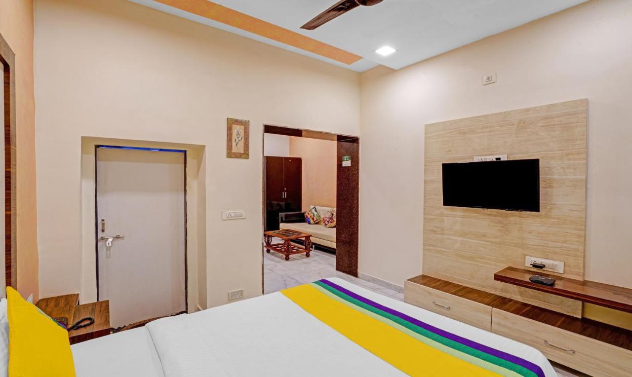 Itsy Hotels Aakash,100 Mts From Sardar Patel Stadium Ahmedabad Bagian luar foto